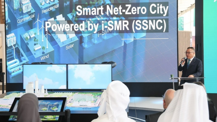 KHNP's CEO Hwang Joo-ho presenting the i-SMR powered Smart Net-Zero City model (Image: KHNP)