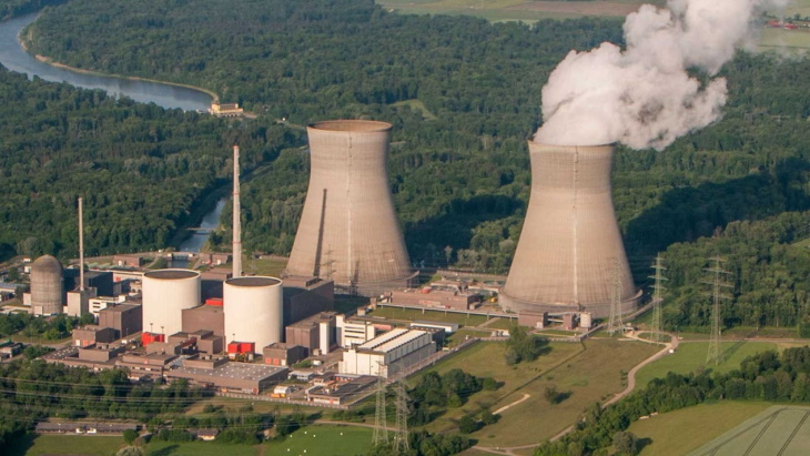 RWE awards German reactor dismantling contracts