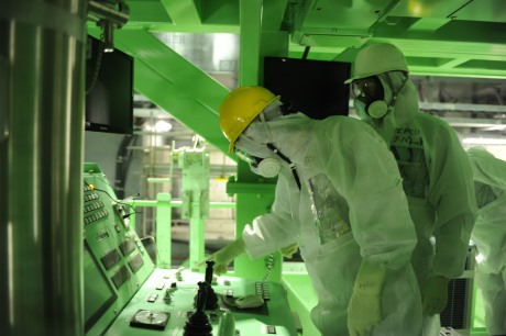 Checking a crane at Fukushima Daiichi 4, November 2013 (Tepco) 460x306