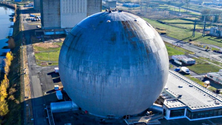 France prepares to start dismantling first UNGG reactor