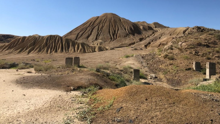 Contract for cleanup of Tajik uranium legacy site