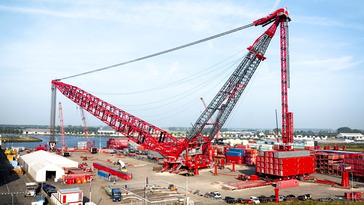 Mammoet launches world’s biggest land-based crane